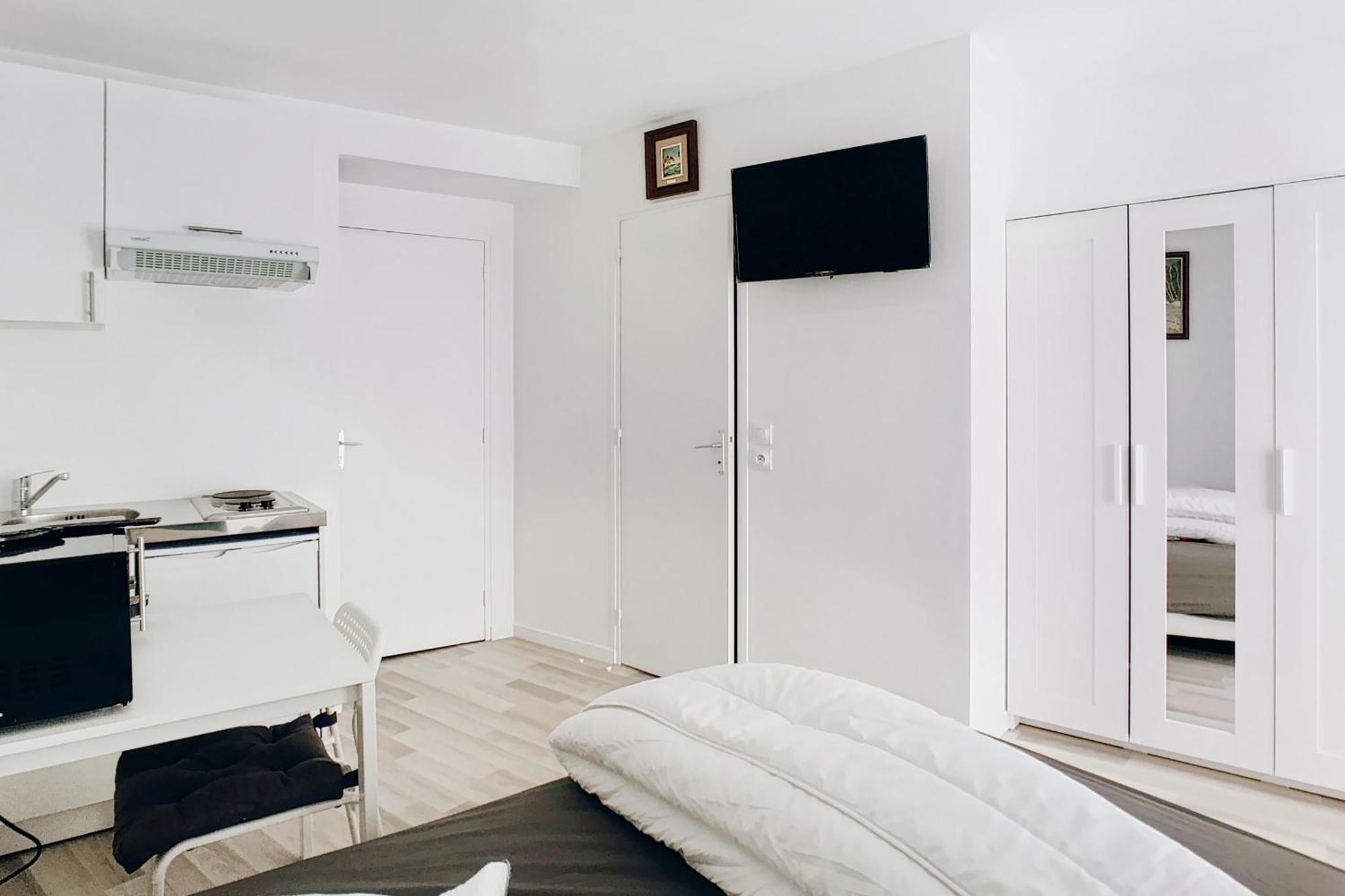 19m2 With Air Conditioning In The 15th * Parijs